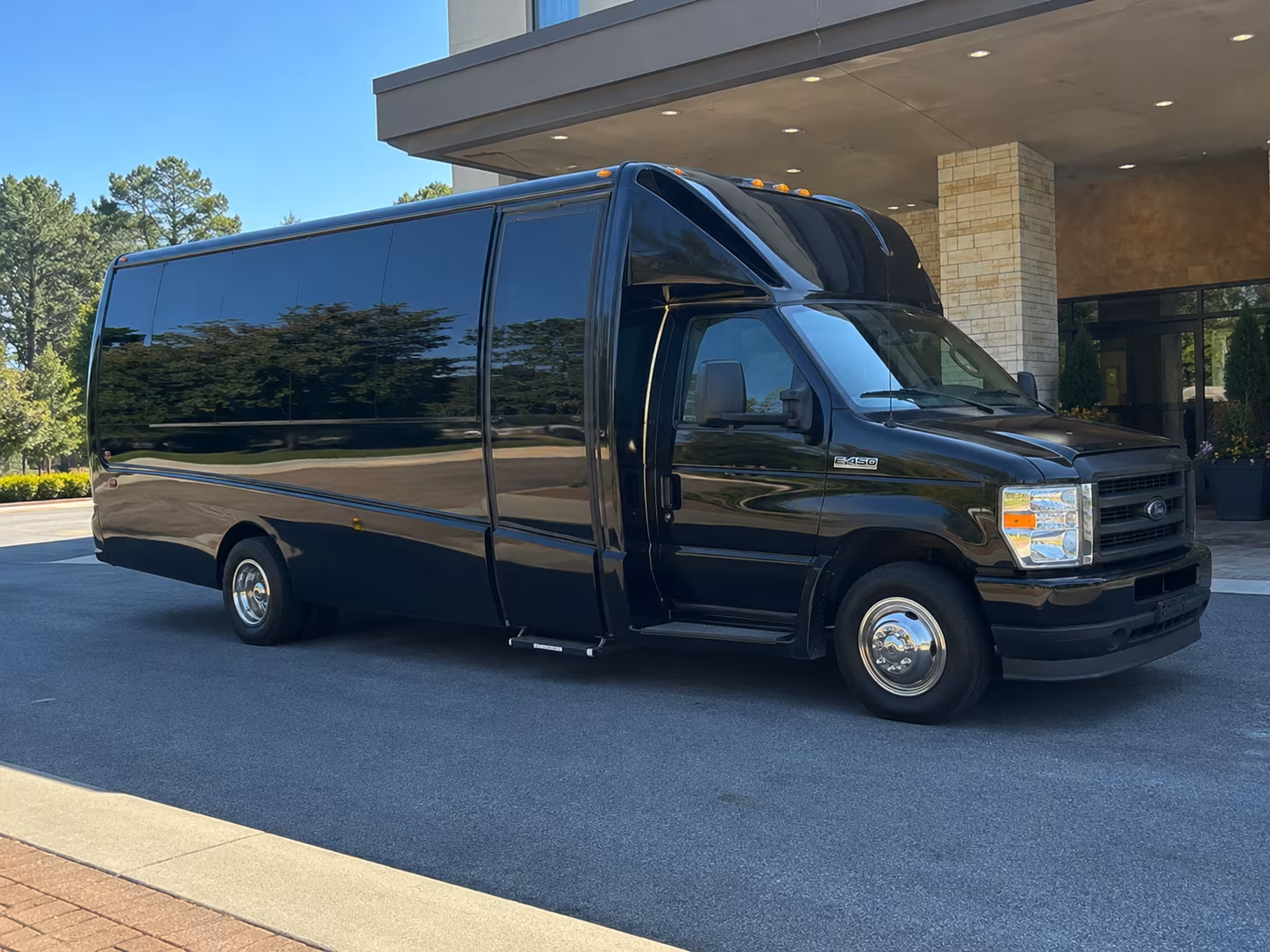 corporate airport transfer buses to and from owensboro daviess county regional airport